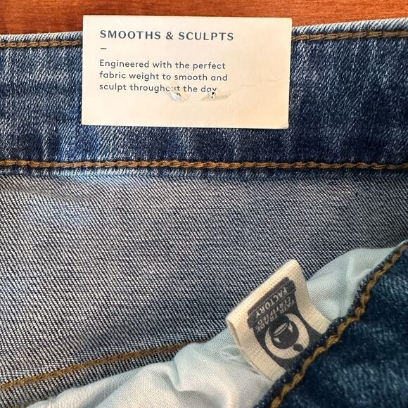 Universal Thread Medium Wash Distressed High-Rise Midi Denim Shorts US Women's 2 - Picture 6 of 6